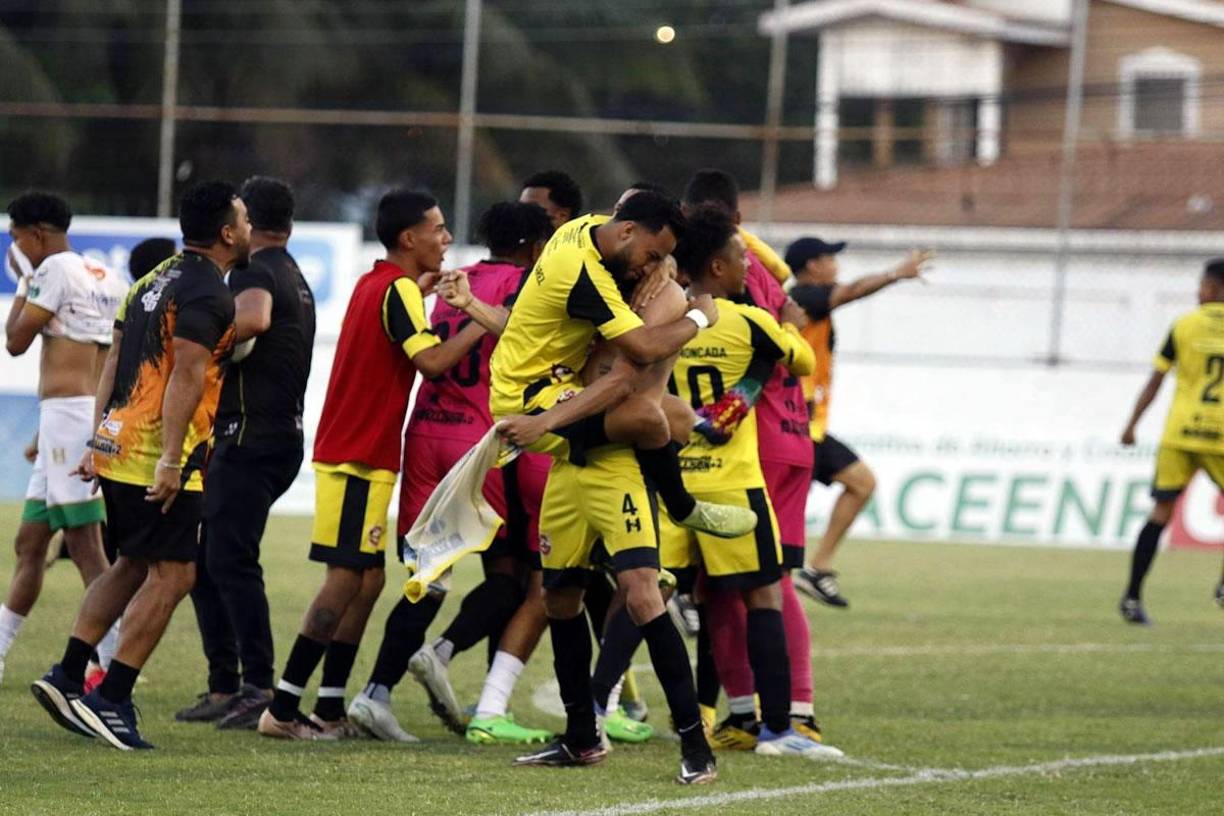 Los jugadores del Génesis de Comayagua celebran el título de campeón del Torneo Clausura 2023 de la Liga de Ascenso.