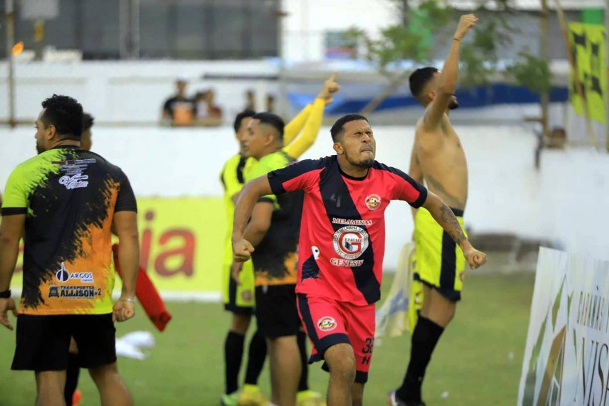 El festejo con puños cerrados del portero suplente del Génesis, Carlos Timoteo.