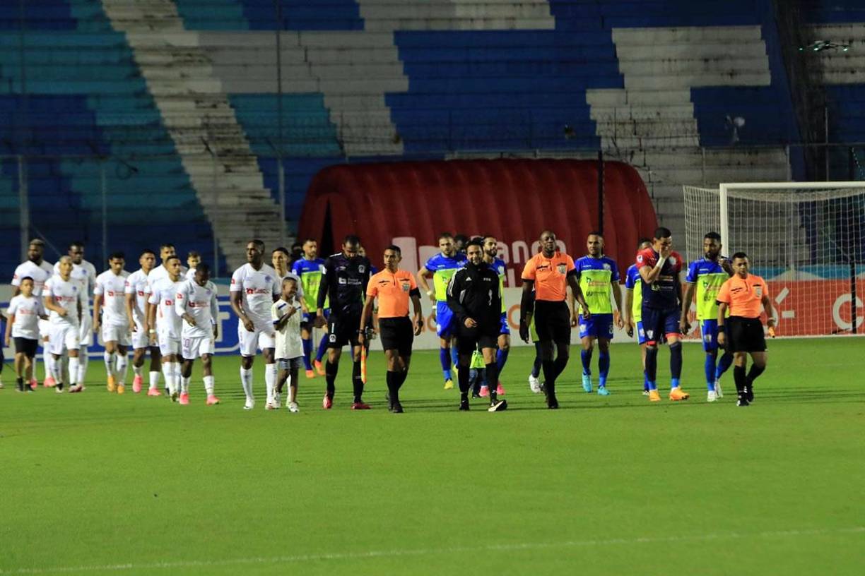 Los jugadores de Olimpia y Olancho FC saliendo a la cancha encabezados por la cuarteta arbitral.