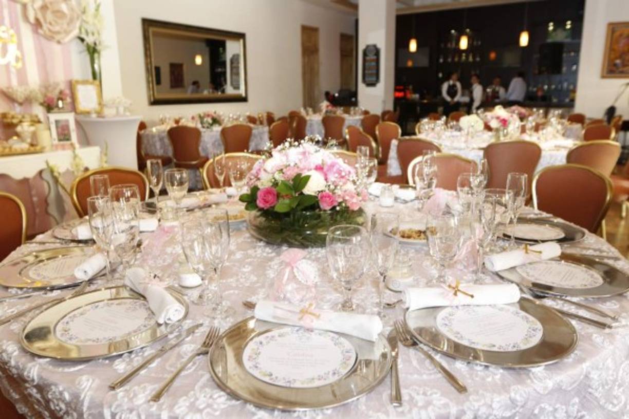 El bar Nau fue engalanado con primavera en rosa y delicados detalles.