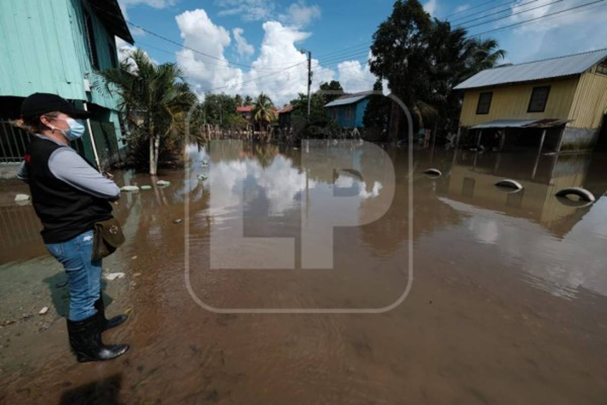 La calle de acceso a la comunidad está perdida y los habitantes que se quedaron en un extremo tienen la opción de salir por el río con una lancha y a otros solo les pasan alimento por partes del Ulúa menos profundas.