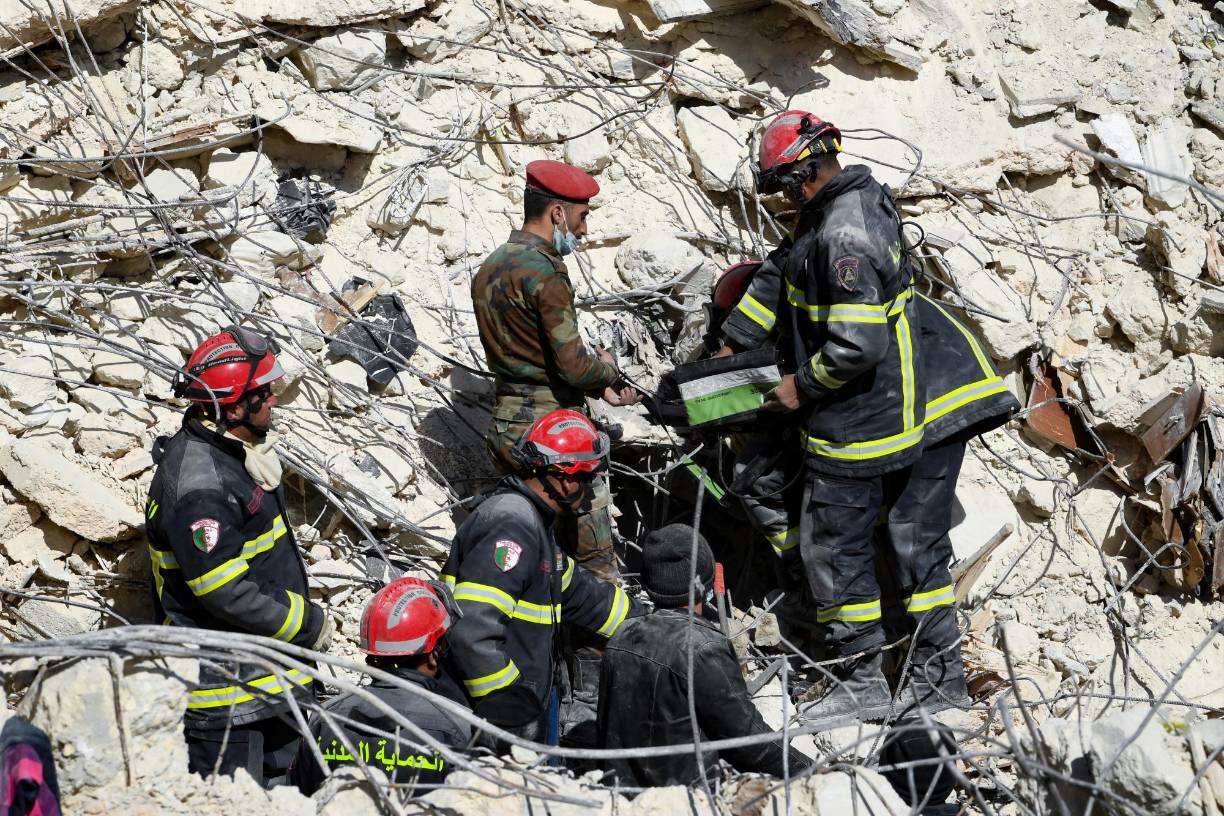 El propio presidente turco, Recep Tayyip Erdogan, ha agradecido hoy esta ayuda material y humana enviada, según sus datos, por 70 Estados y 14 organismos internacionales en una operación de rescate conformada por unas 50.000 personas, que incluye la presencia de 2.700 especialistas en rescate procedentes de 65 países que han llegado ya o van de camino a las zonas más afectadas.