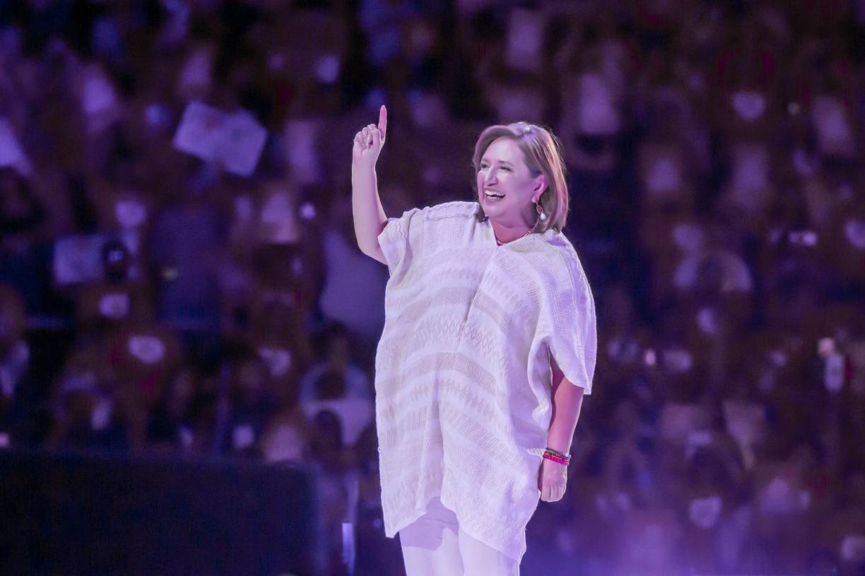 <b>La candidata presidencial de México por el partido de coalición Fuerza y Corazón por México, Xóchitl Gálvez, sonríe durante su mitin de cierre de campaña, en Monterrey, estado de Nuevo León, México, el 29 de mayo de 2024. Según un promedio de encuestas de la firma Oraculus, Claudia Sheinbaum, aventaja a la centroderechista Gálvez por 17 puntos para ser la sucesora de Andrés Manuel López Obrador.</b>