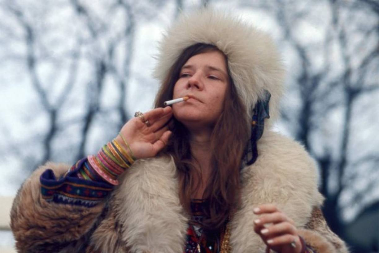 Janis Joplin: Esta cantante estadounidense, nació en Texas el 19 de enero de 1943 y desde muy temprano llamó la atención por la calidad de su voz. Fue el símbolo femenino de la contracultura de los años 60 y la primera mujer en ser considerada una gran estrella del rock and roll y el blues.<br/><br/>Después de enterarse de la muerte de Jimi Hendrix, la cantante comenzó a cuestionarse qué podría suceder si ella también falleciera: 'Me pregunto si yo muriera… ¿Qué pasaría? ¿Hablarían de mí tanto como de Jimi? ¡Ja, ja! No es un mal truco para hacerse publicidad, pero no creo que pudiera morir también en 1970. Eso disminuye mis posibilidades porque dos estrellas del rock no se pueden morir en el mismo año. Pero no se preocupen. No voy a morir el mismo año que Jimi Hendrix. ¡Soy mucho más famosa que él!”, les dijo la cantante en tono de broma a sus allegados.<br/>