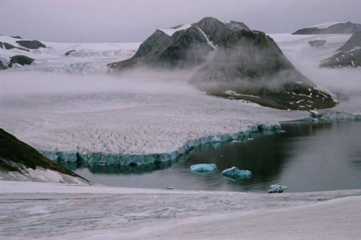 Uunartoq Qeqertoq es una isla ubicada en la costa centro-oriental de Groenlandia, fue redescubierta en 2005. Se le considera el último lugar descubierto por el hombre.En ella solo habitan osos polares y algunos mamiferos marinos.