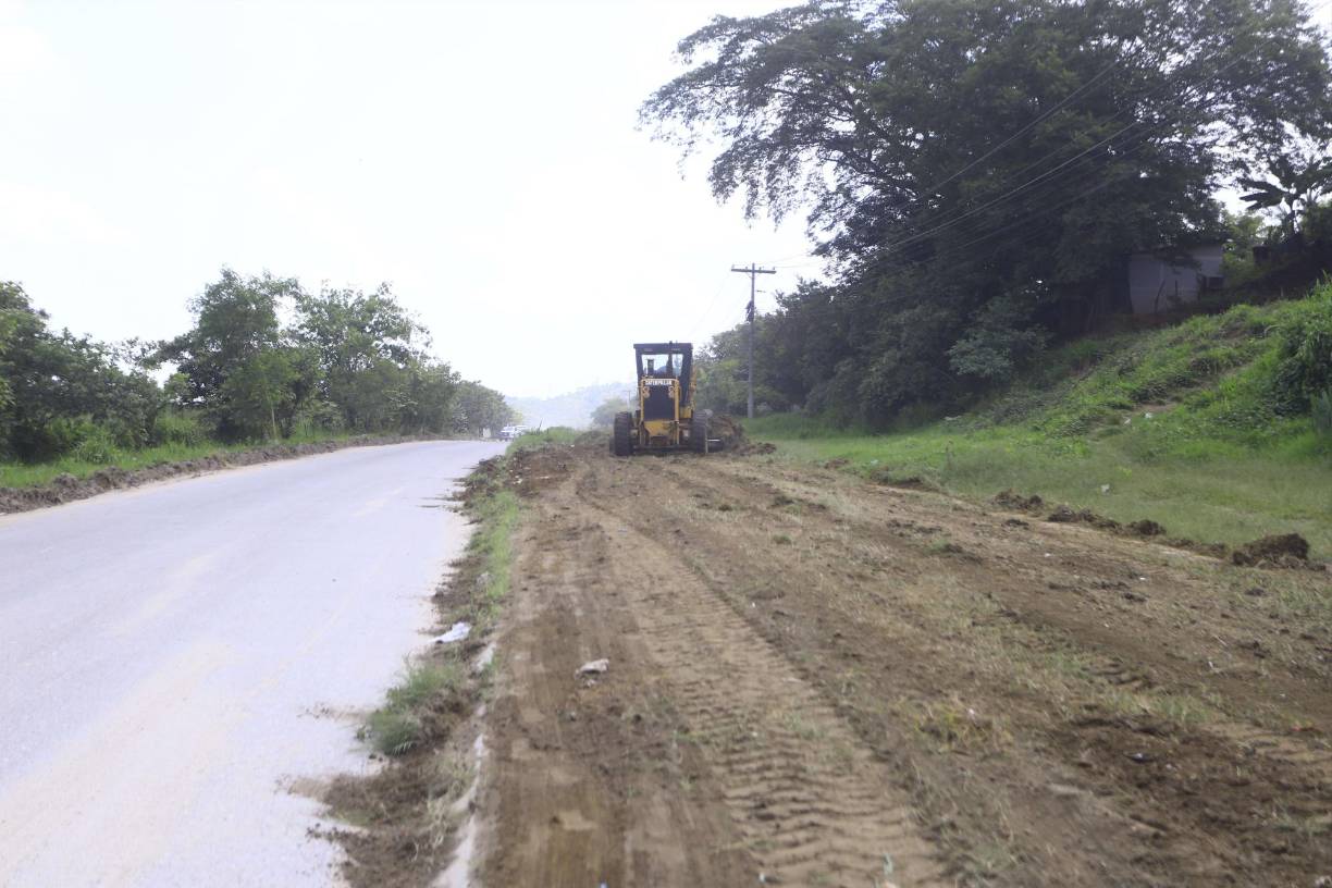 Ya en la calle que conecta al Ocotillo con la aldea El Carmen se raspó e hizo una calle de tierra que en un futuro se pretende pavimentar con fondos municipales.