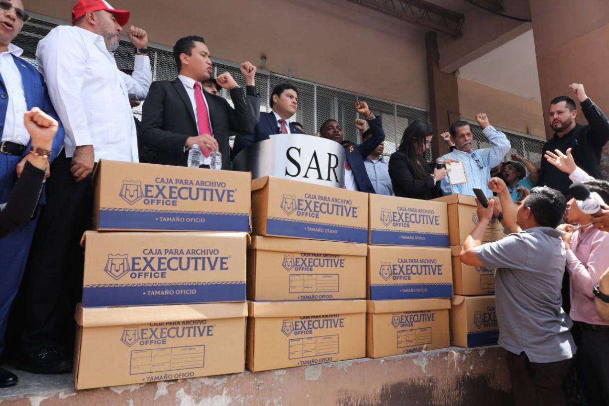 El número de cajas, con supuestas pruebas contra empresarios, ascendía a al menos 17, según detalló el funcionario. 