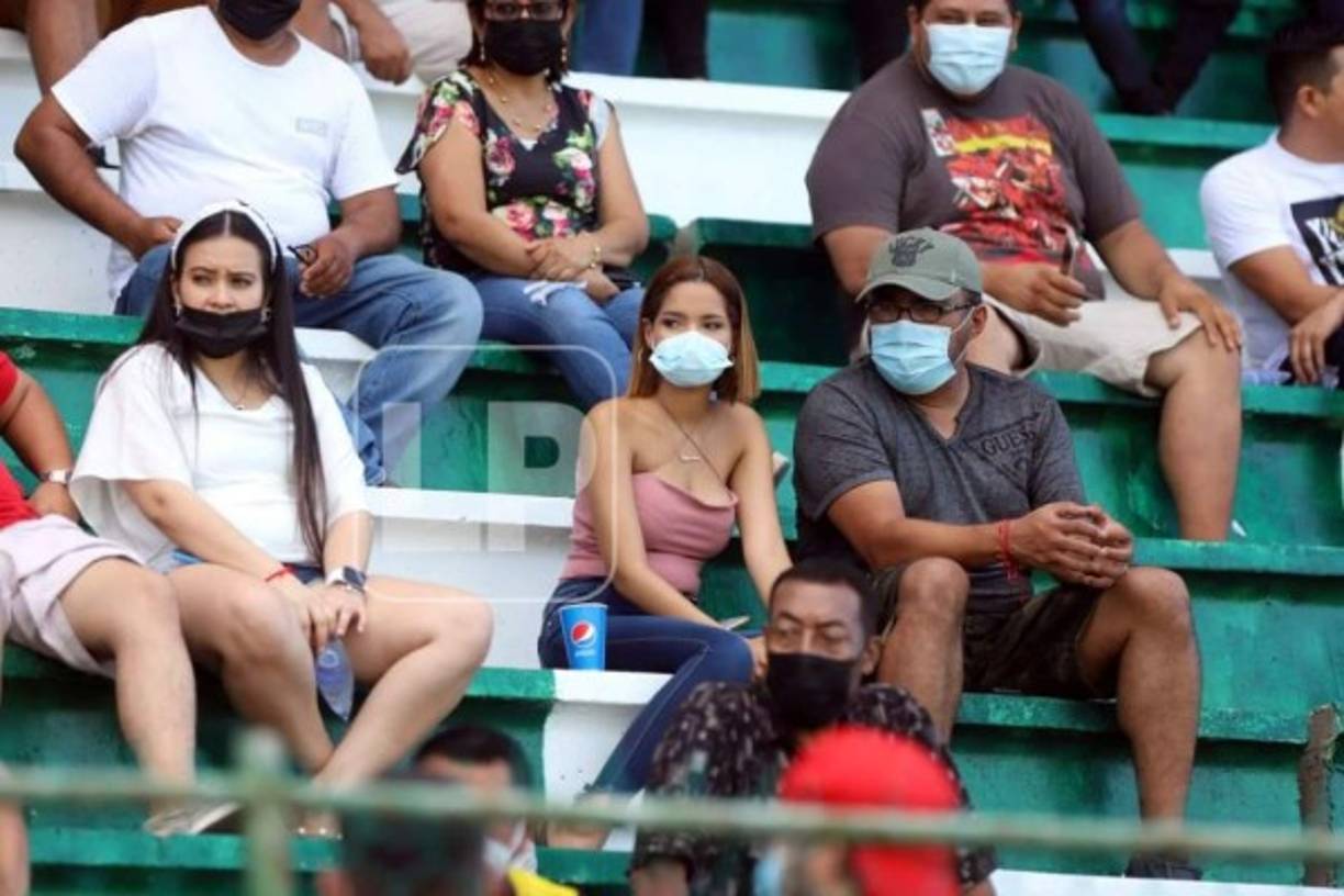 La afición en el estadio Excélsior siguió las medidas de bioseguridad.