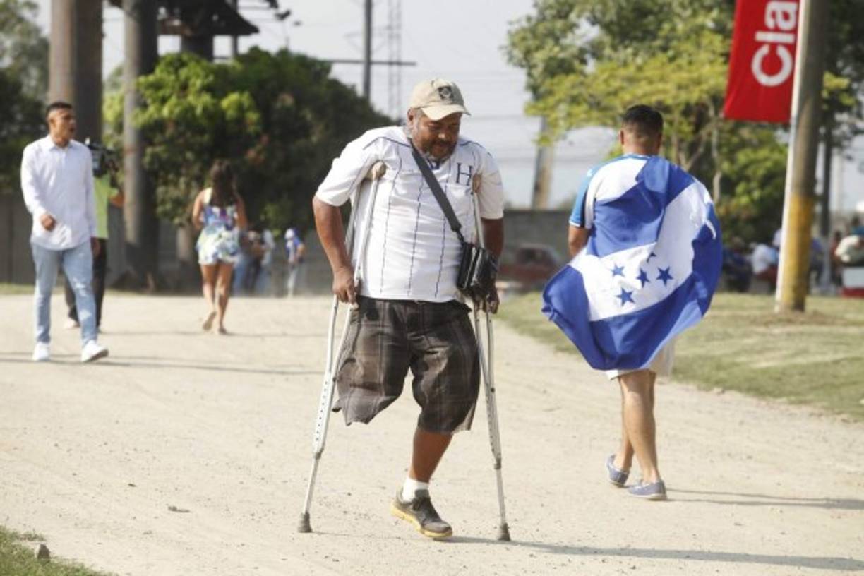 Decenas de sampedranos están llegando para alentar a la Selección Nacional. Para muchos no hay barreras.