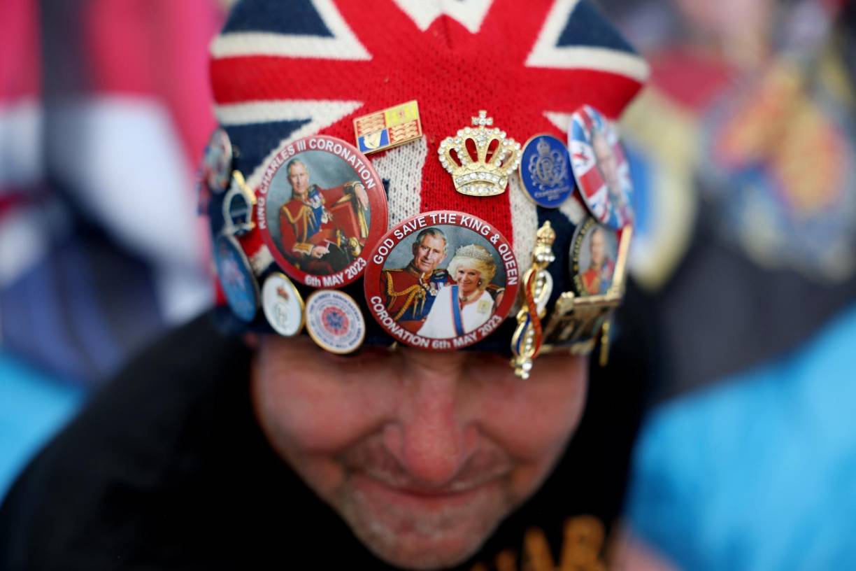 Un fan de la familia real muestra su colección de insignias alusivas a la familia de la corona británica. 