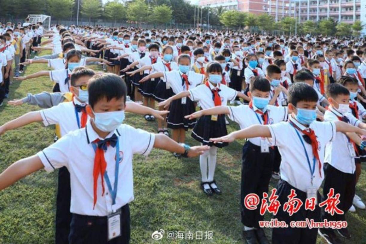 Alumnos de una escuela de China realizando actividades al aire libre.