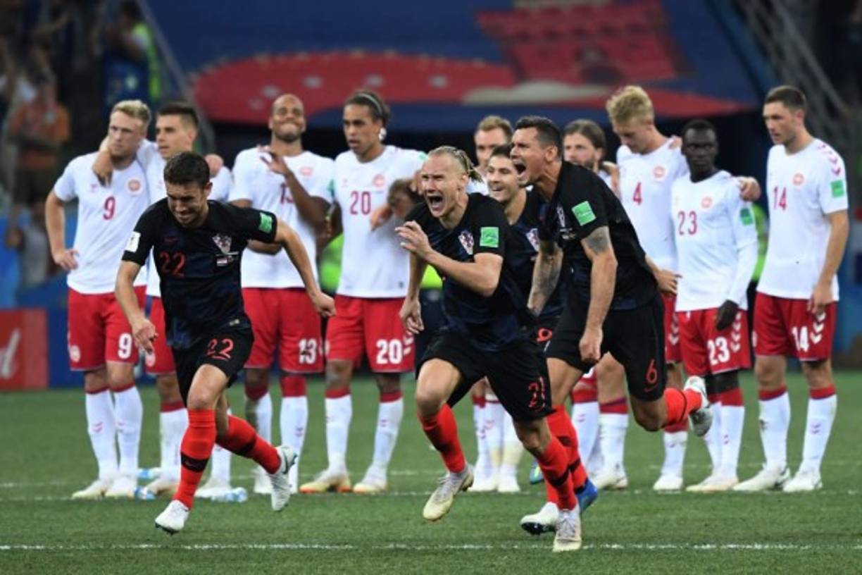 Josip Pivaric, Domagoj Vida y Dejan Lovren corren a celebrar tras el penal de Rakitic. Foto AFP