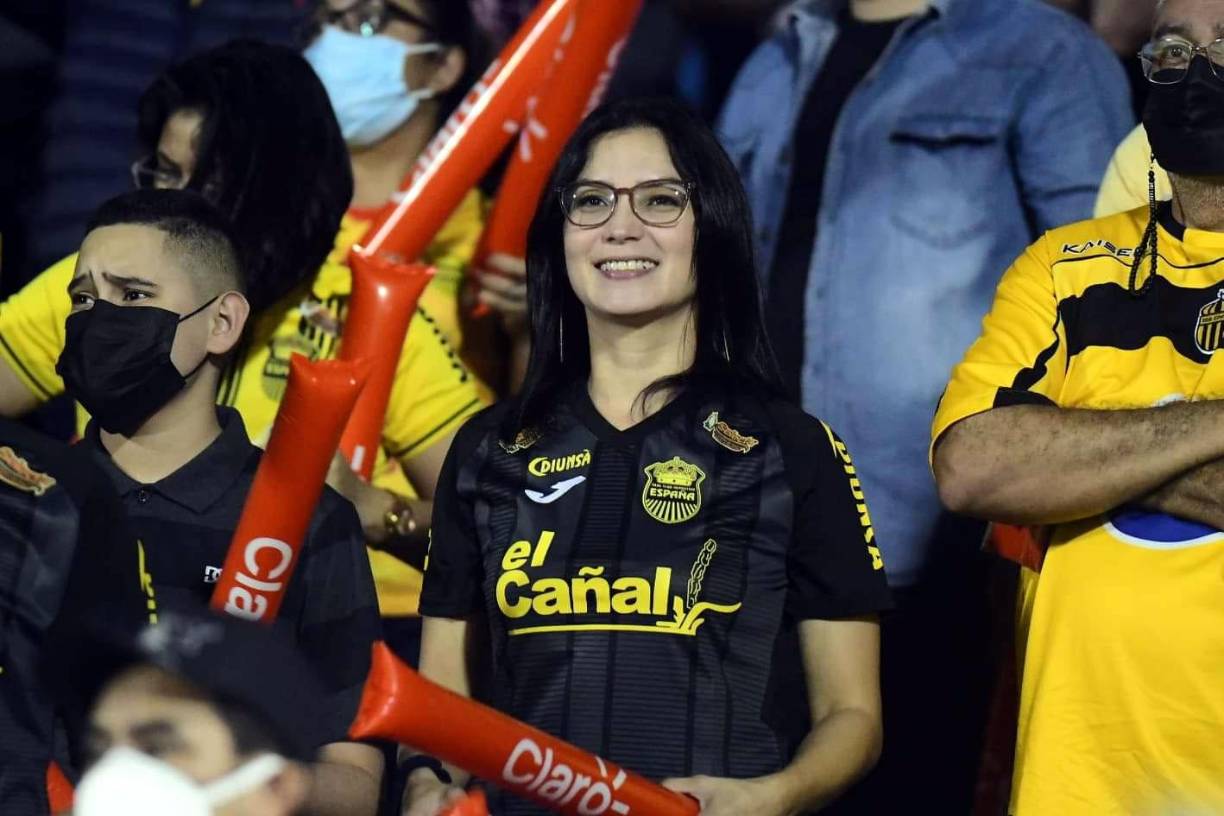 El Real España contó con el apoyo de bellas aficionadas.