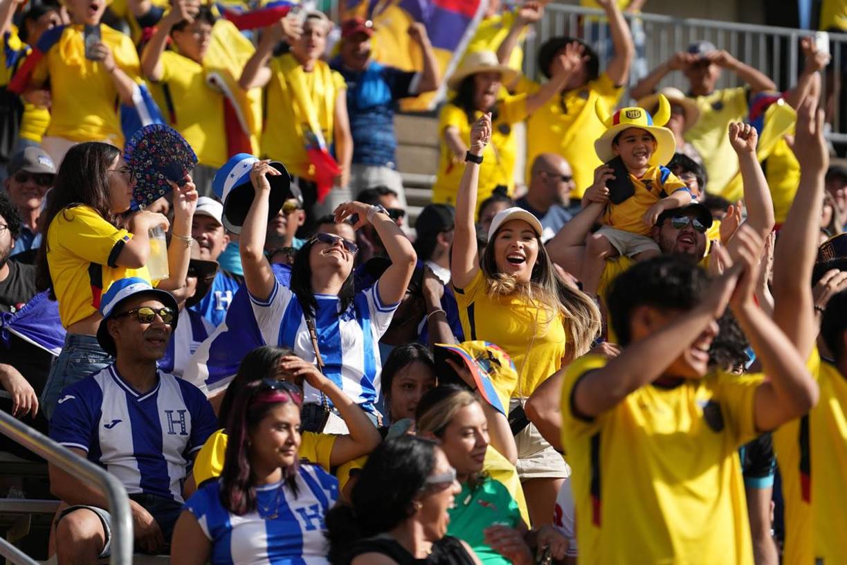 Bellas aficionadas de Honduras y Ecuador le pusieron color a las gradas del estadio Rentschler Field de Connecticut.