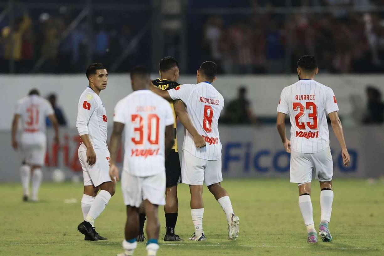 Brayan Moya se saludó con sus excompañeros del Olimpia después del final del partido.