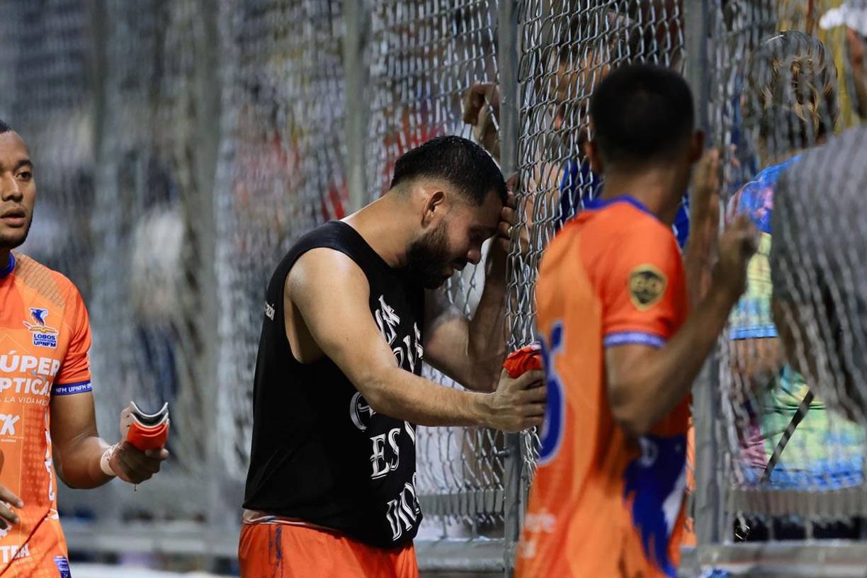 El llanto del futbolista de los Lobos de la UPN tras la derrota contra el Olimpia.