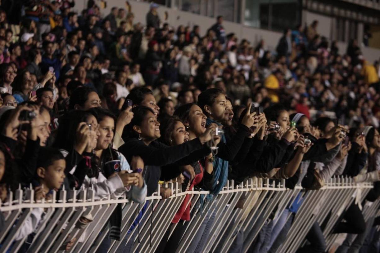 ¡Todas querían una foto con David Beckham, quien hasta el final de partido se acercó!