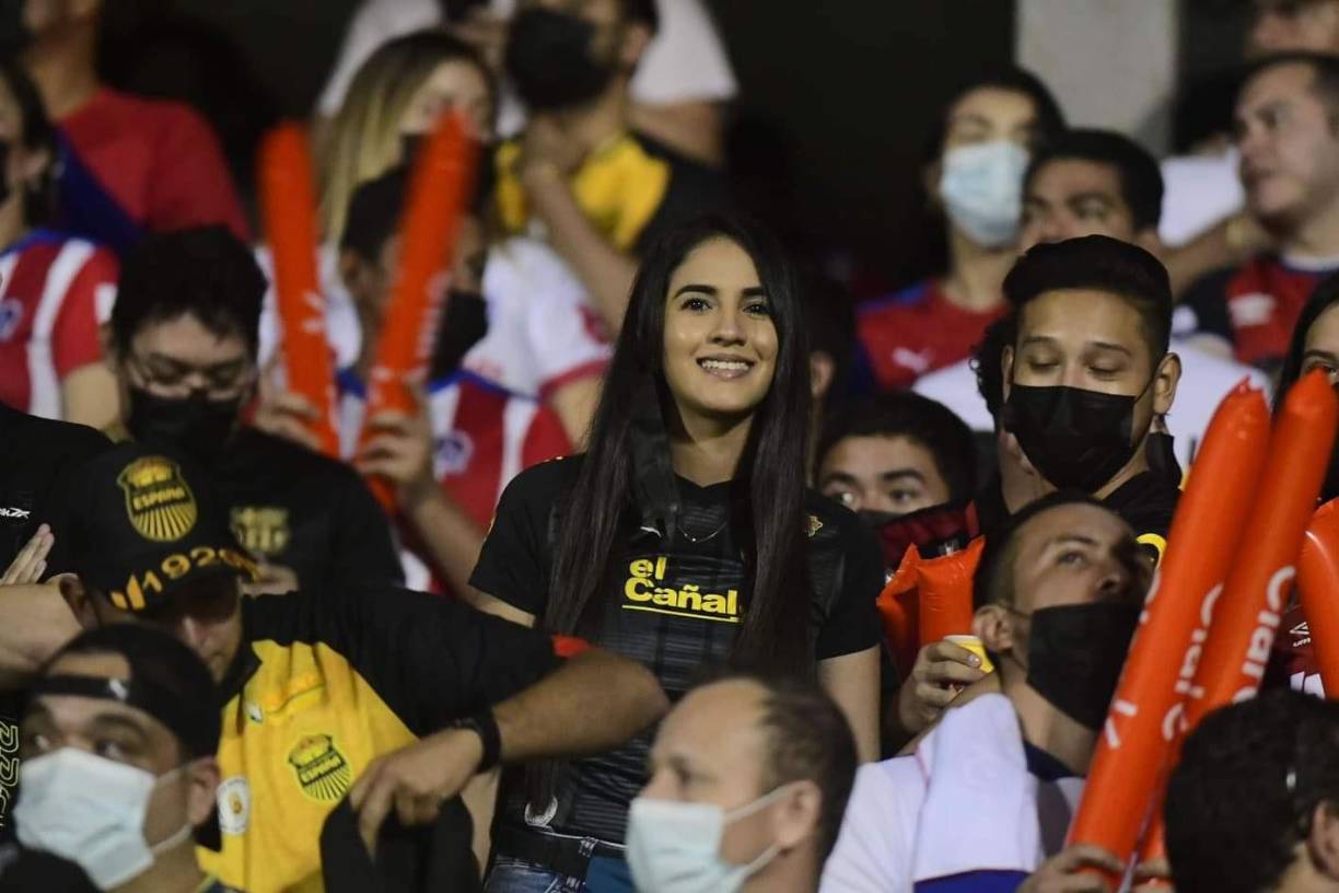 El Real España contó con el apoyo de bellas aficionadas.