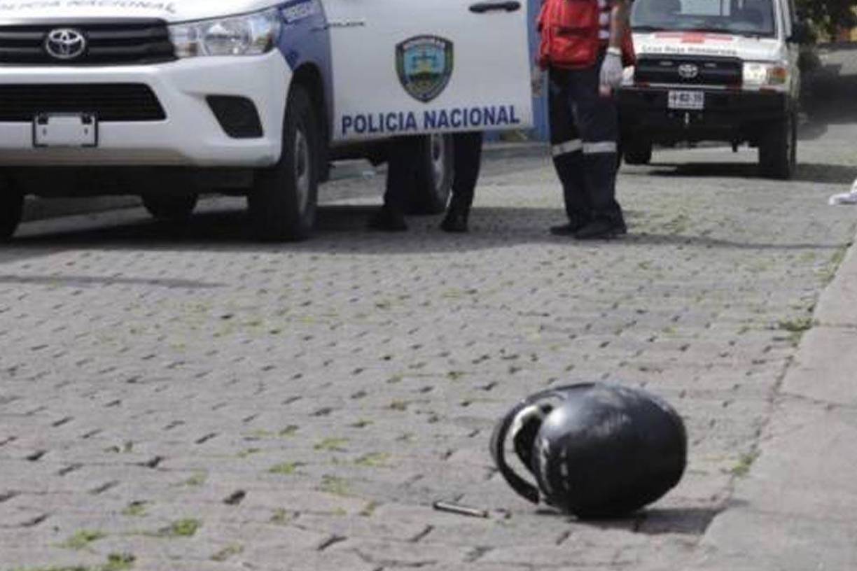 El casco que andaba Katherine se desprendió de su cabeza cuando fue embestida por el vehículo de la víctima de intento de robo.
