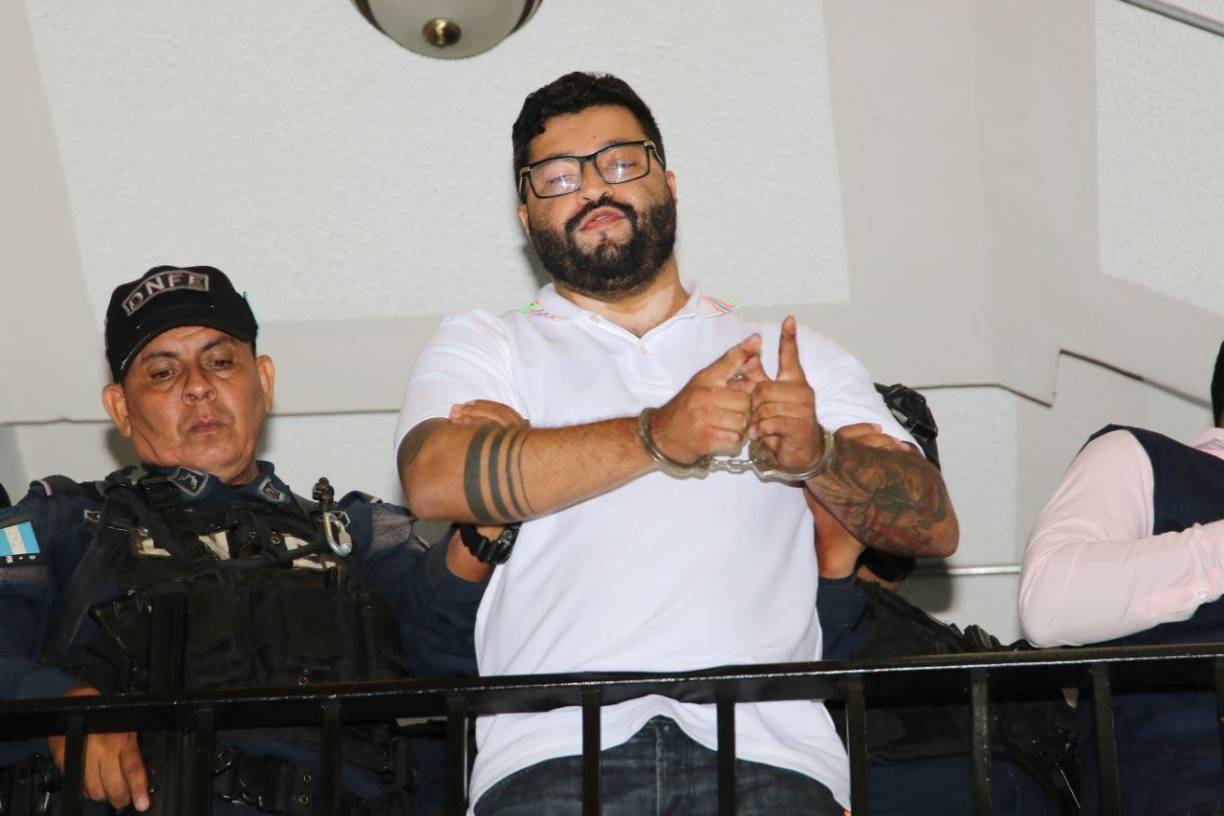 El caso de Vallecillo también ha implicado a la presidenta de la Corte Suprema de Justicia, Rebeca Ráquel Obando, quien hoy dijo a los periodistas que “para nosotros como jueces supremos del Poder Judicial esto es un fuerte golpe que hemos recibido, definitivamente algo que no esperábamos”.