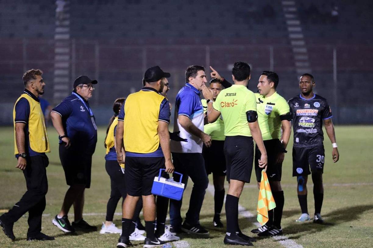 El entrenador del Victoria, Héctor Vargas, y su cuerpo técnico se enojaron con los árbitros porque les anularon un gol legal ante el Real España. 