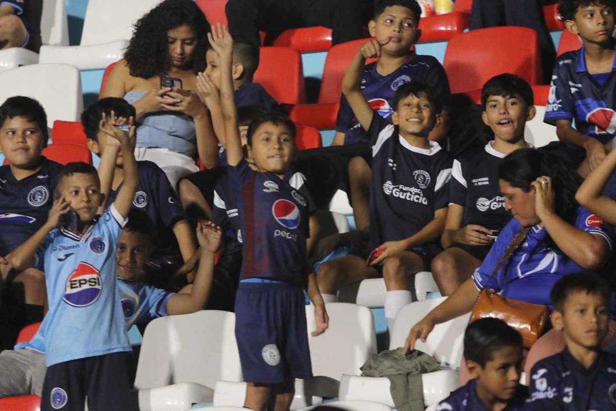 Los pequeños que pusieron el ambiente antes del inicio del partido en el Nacional.