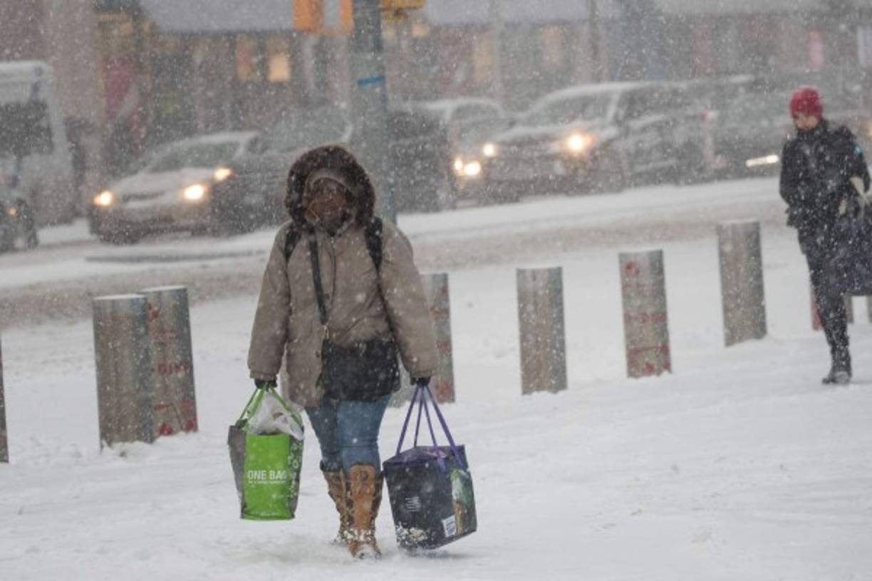 Una fuerte nevada comenzó a castigar a primeras horas de hoy la ciudad de Nueva York. AFP