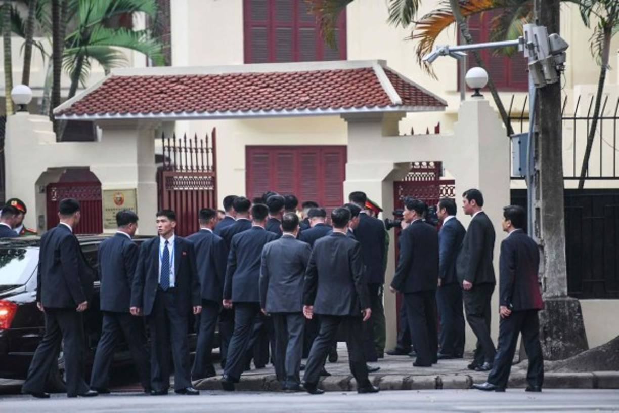 A Kim, que se desplazó más tarde a la embajada norcoreana en Hanoi nuevamente escoltado por un pequeño ejército privado, prácticamente no se le volvió a ver durante la jornada al tiempo que la práctica totalidad de su agenda para el resto de su estancia en Vietnam se sigue manteniendo en secreto.