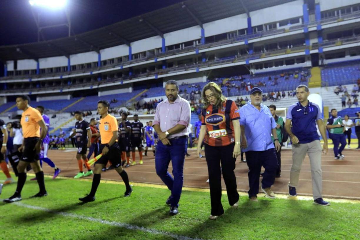 Autoridades de la Liga de Ascenso y de los equipos saliendo a la cancha del estadio Olímpico.
