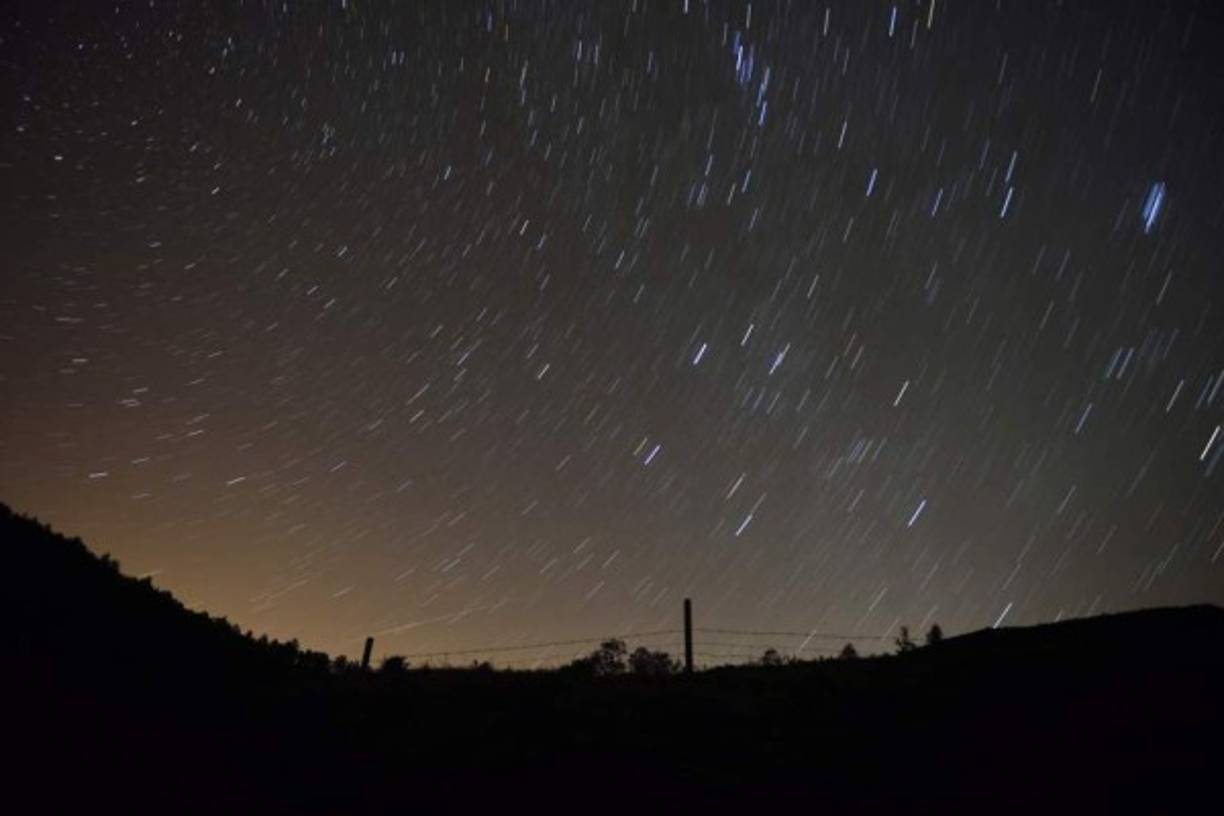 Los hondureños podrán ser testigos de una lluvia de estrellas. Según los expertos del observatorio astronómico de la Universidad Nacional Autónoma de Honduras (Unah), si el cielo de Honduras está despejado, a eso de la 1:00 am de mañana sábado, se podrán ver al menos 150 estrellas por hora cruzando el cielo. Estas estrellas llamadas Perseidas son fragmentos que el cometa Swift-Tuttle está dejando a su paso y están compuestas por hielo y polvo, por lo cual son muy frágiles y no ingresarán a la tierra. “Se van a poder ver hasta 150 estrellas por hora, en condiciones óptimas de cielo oscuro se pueden llegar a ver a partir de una de la madrugada”, dijo Roberto Shöngarth, docente del departamento de Astronomía y Astrofísica. El experto afirmó que para poder ver el fenómeno es necesario saber ubicarse y poder localizar el noreste.