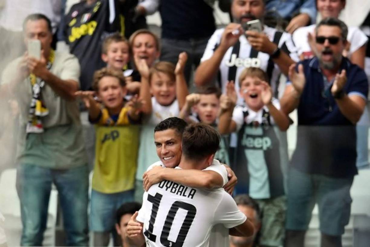Cristiano Ronaldo se abraza con Paulo Dybala celebrando uno de los goles. Foto AFP
