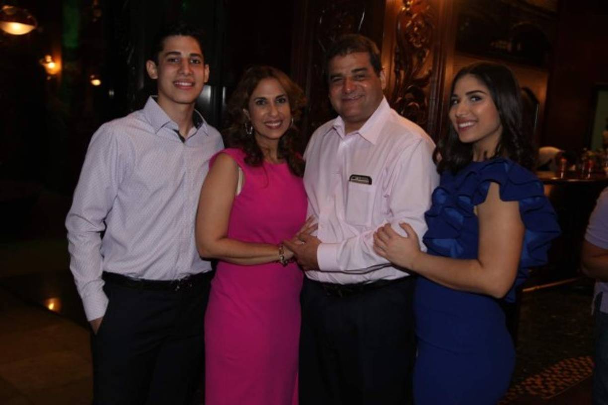 Arístides, Arlette, Artístides y Skandra Craniotis.