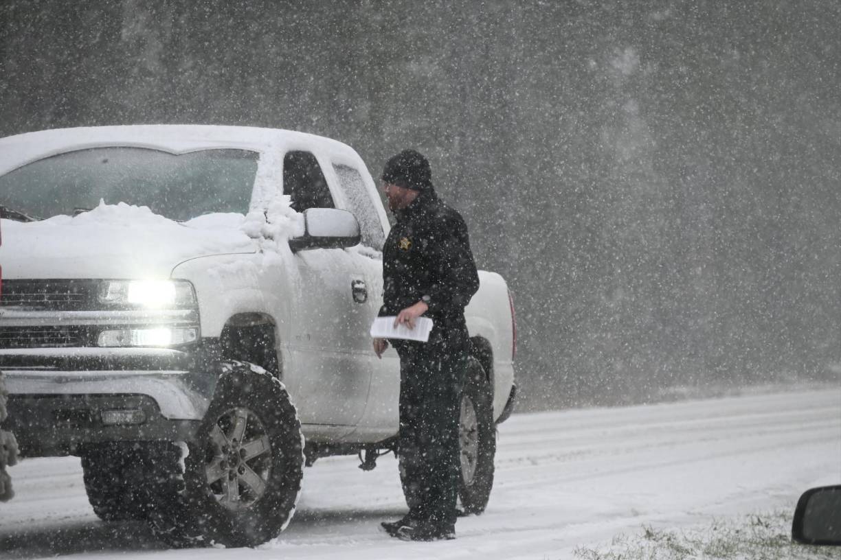 “Milton, Florida, no solo rompe récords, los destroza”, expresó este miércoles el gobernador de Florida, Ron DeSantis, en la red social X. Señaló que se trata de más del doble del récord de nieve anterior de Florida, también en Milton, que en 1954 alcanzó más de 10 centímetros (4 pulgadas).