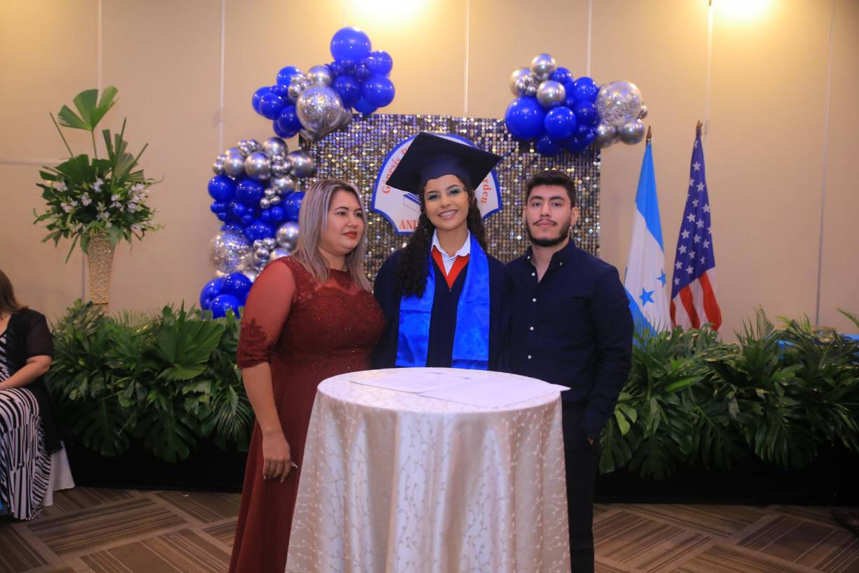 Seres queridos posan junto a Sandra Reyes 