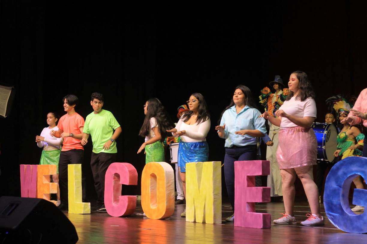 Con un atractivo baile al ritmo de la banda de guerra se dio inicio al evento.