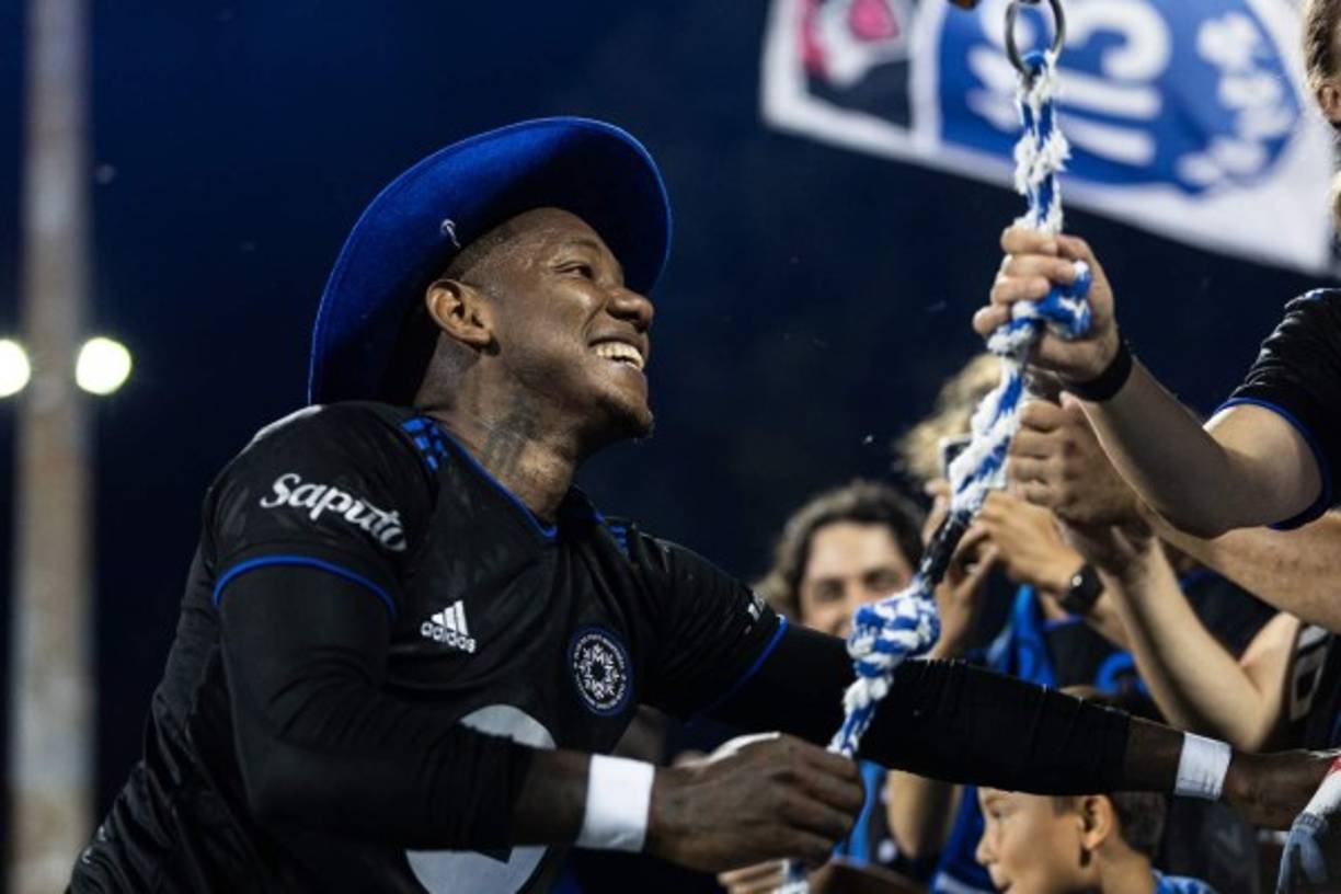 Resulta que Romell Quioto le escribió en mensajes privados a la joven presentadora hondureña en plan conquista, pero se llevó una sorpresa cuando empezó a escribirle...