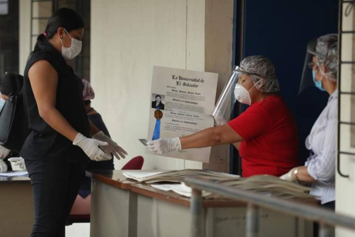 El vicerrector Académico de la UES, Raúl Azcúnaga, explicó a Efe que los profesionales, formados con 'alta calidad', 'ya están listos para ser requeridos por el país para que se incorporen como recurso humano a las labores de emergencia y humanitarias para luchar contra el coronavirus'.