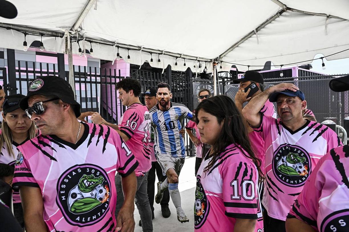Los transeúntes y turistas en Miami han podido notar en estos días un nuevo ambiente en la ciudad del sol que ahora respira fútbol y el nombre de Messi suena cada vez más, a pocos días de su presentación con el Inter.