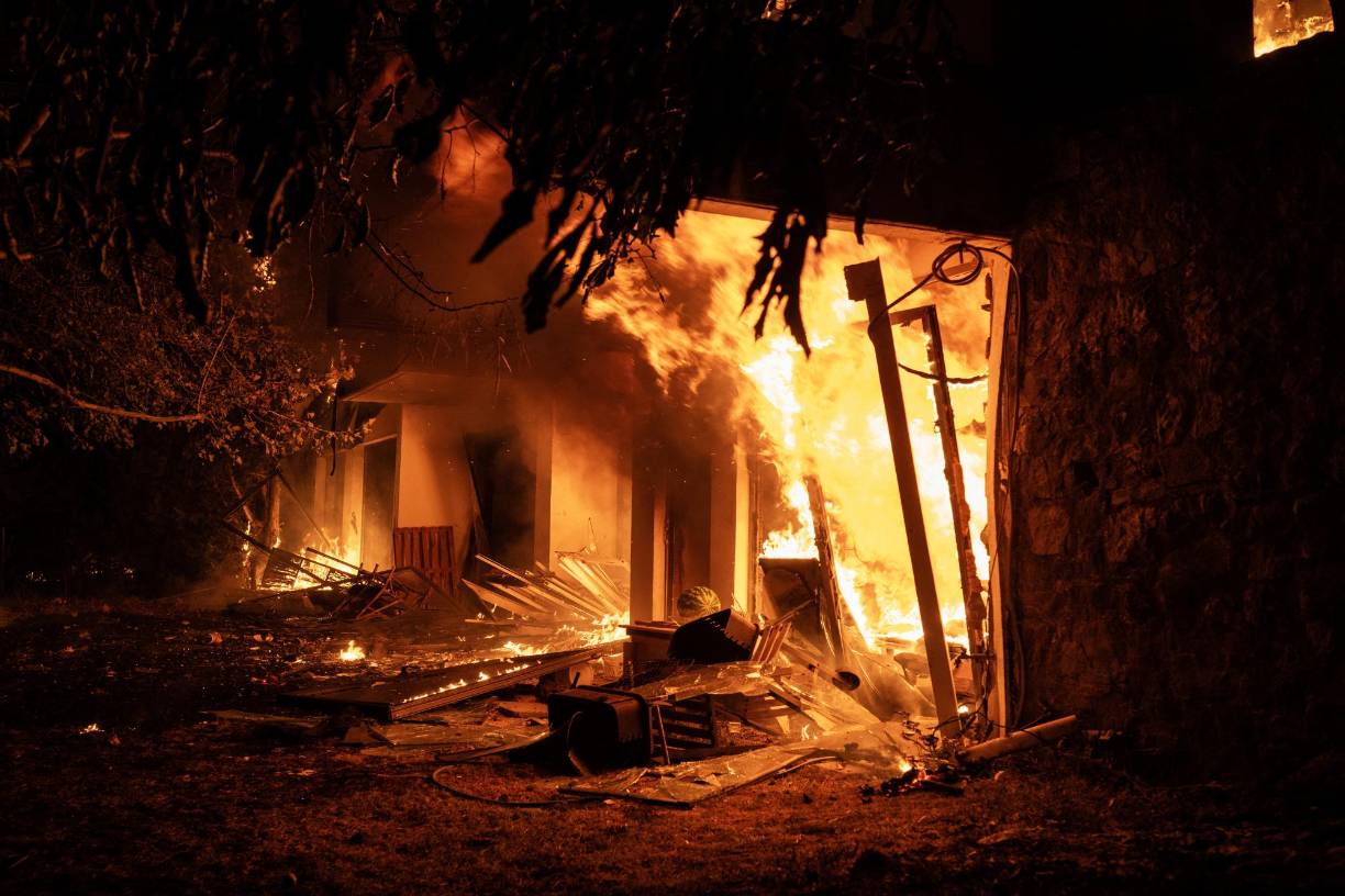 La situación ha sido extremadamente difícil hoy en las zonas urbanas de Vrilisia y Jalandrí, a unos 13 kilómetros al noreste del centro de Atenas, y donde decenas de casas y empresas quedaron calcinadas.