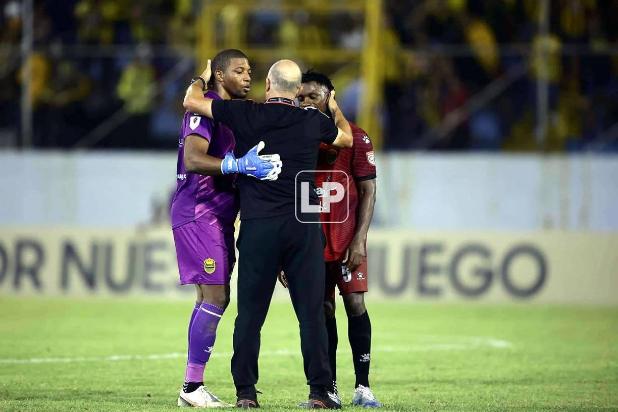 Al final del partido, Fabián Coito tuvo un gran detalle y se acercó a saludar a los jugadores del Real España. Dirigió a algunos en la Selección de Honduras.