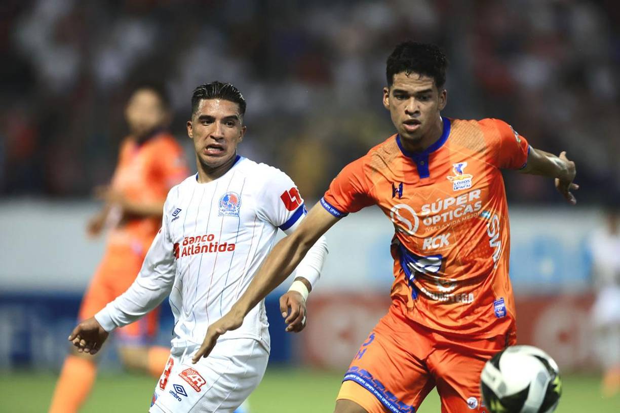 Michaell Chirinos va a la disputa del balón con el defensa universitario Geremy Rodas.