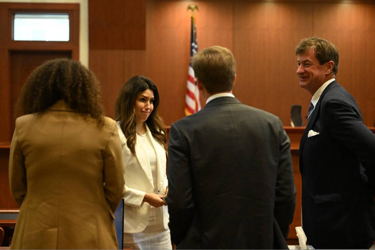 Los abogados de Heard han argumentado que el veredicto debe anularse y que debería ordenarse un nuevo juicio, porque uno de los siete miembros del jurado en el caso nunca recibió una citación.Pero en una presentación este lunes 11 de julio, los abogados de Depp argumentaron que Heard no ha demostrado que haya sufrido ningún perjuicio debido al error y que renunció a su derecho a oponerse al no plantear el problema de manera oportuna