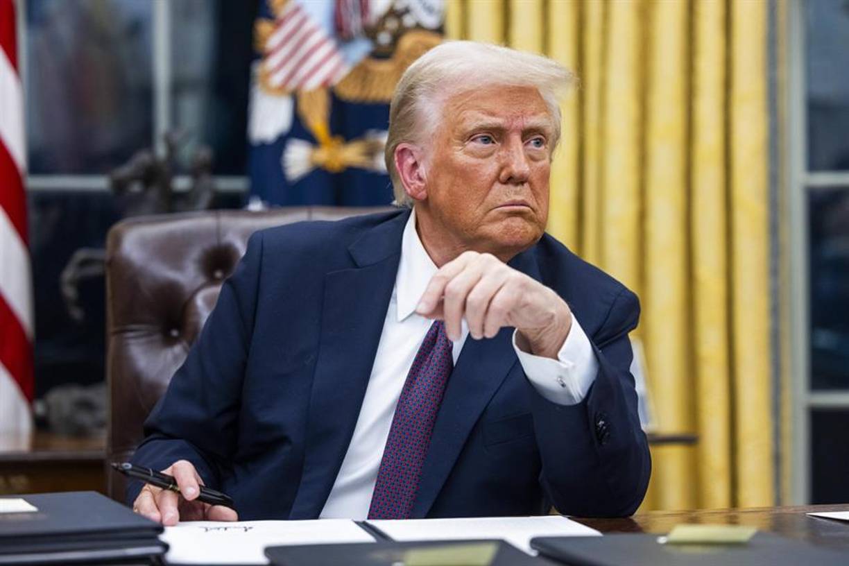 No obstante, en sus primeras horas como mandatario se abstuvo aplicar la medida y prometió retomarla el 1 de febrero; en su lugar, ordenó revisiones de los desequilibrios comerciales y monetarios.