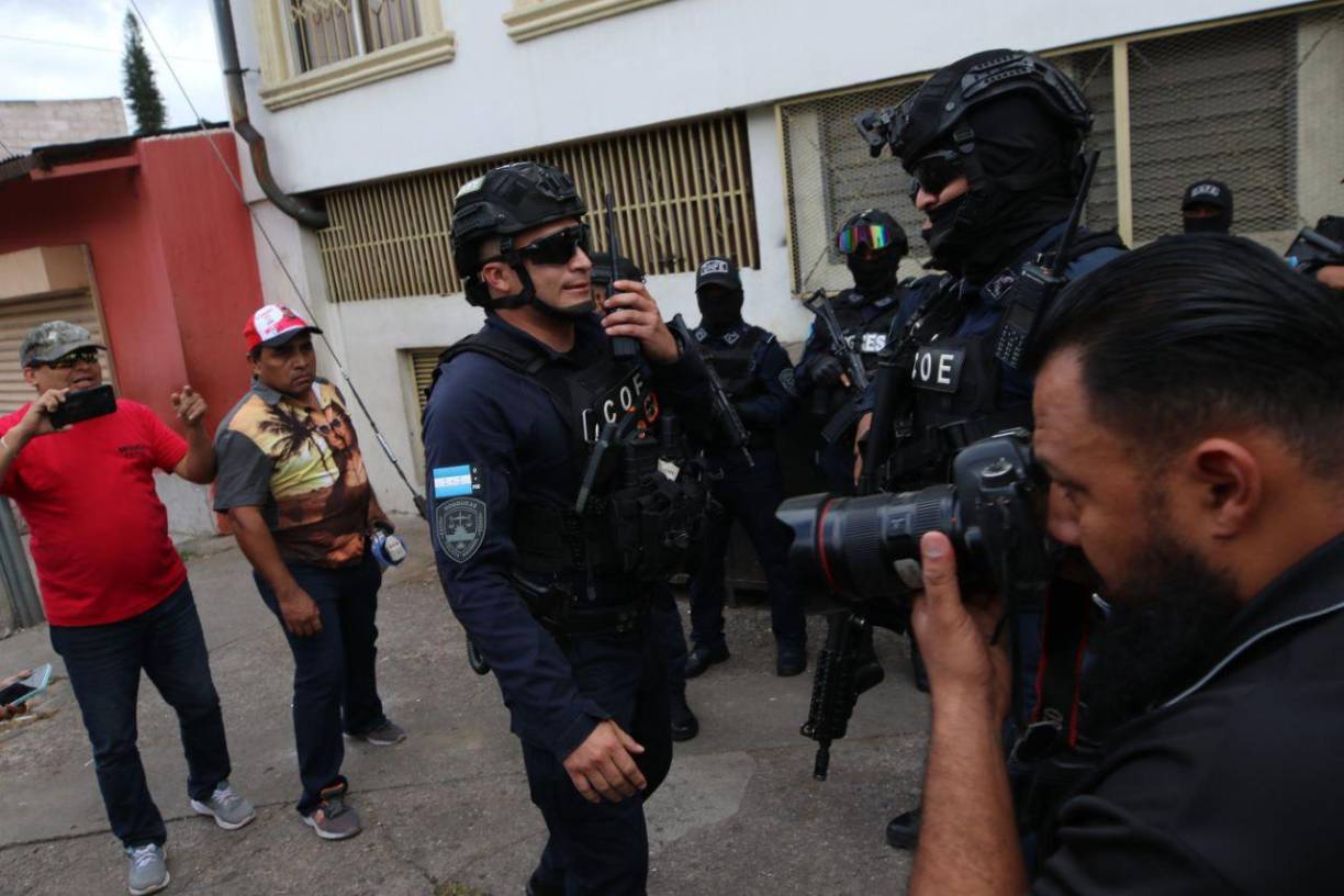 “Dichas acciones, que resultaron en muertes y graves lesiones, no fueron actos aislados, sino crímenes ejecutados por elementos de las Fuerzas Armadas bajo órdenes directas del entonces jefe del Estado Mayor Conjunto, el subjefe y el director de Operaciones Especiales”, enfatizó el Ministerio Público.