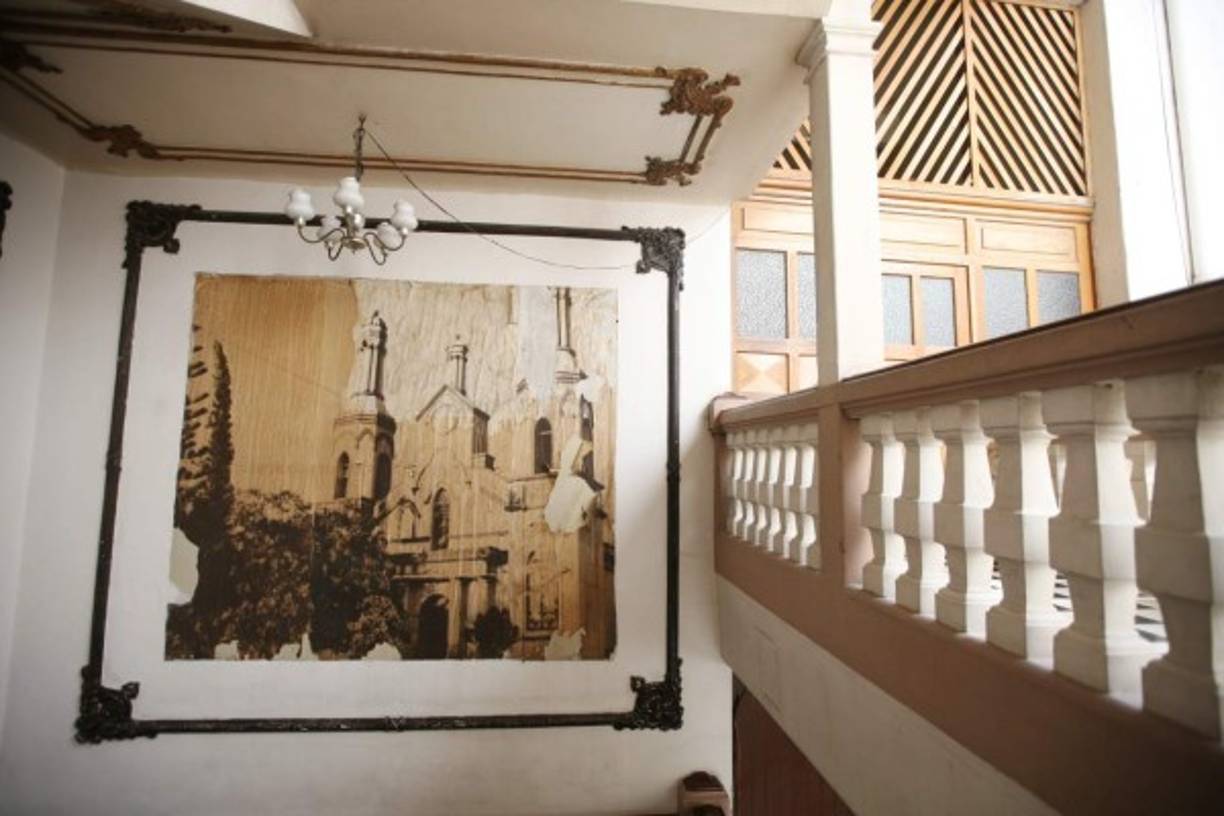 Comayagüela es un diminutivo de Comayagua. Fue poblada a mediados del siglo XVI, por indígenas de origen lenca, venidos de distintos rumbos del país; estableciéndose primero como a cuatro leguas al noroeste de Tegucigalpa, en la Montaña de Jutiapa, viniéndose después a habitar el lugar llamado Toncontín (baile indígena). Comayagüela se ubicada al pie del cerro El Picacho de unos 1240 msnm en una cuenca formada por el Río Grande o Choluteca.