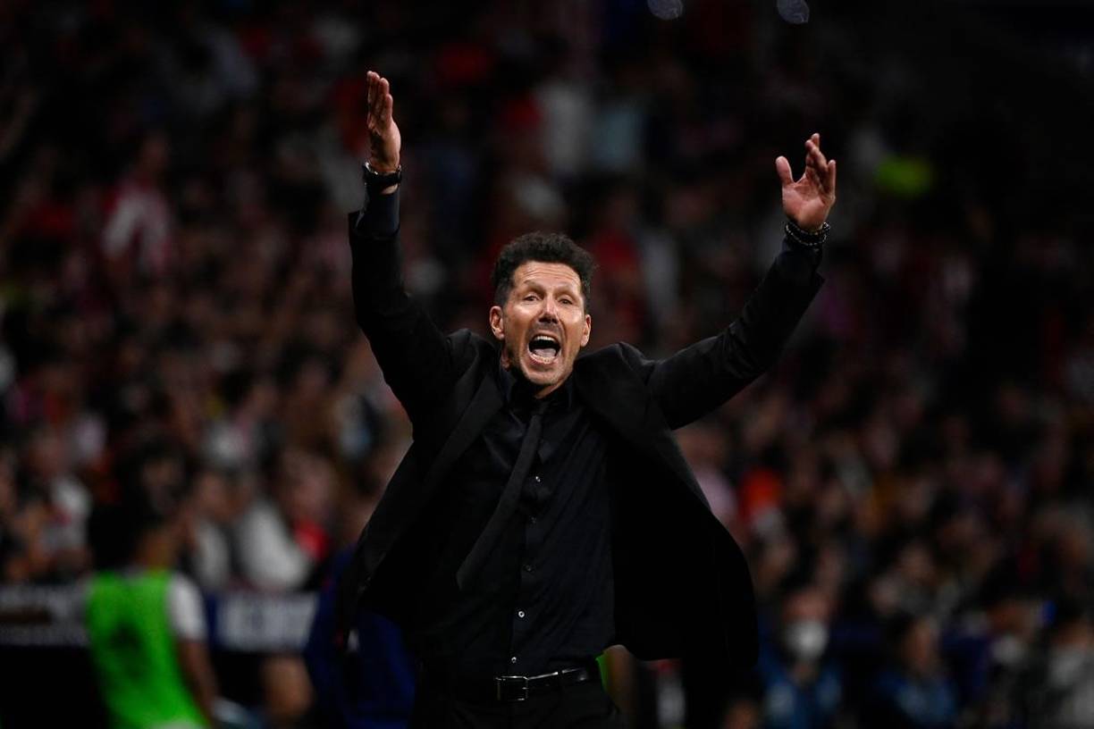 Diego Simeone reclamando a los árbitros.