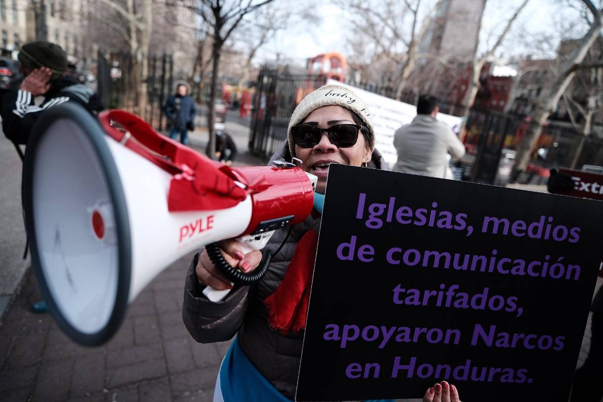 Cargo III detallado: conspiración para usar o portar armas de fuego incluyendo ametralladoras y dispositivos destructivos, durante y en relación con, o poseer armas de fuego incluyendo ametralladoras y dispositivos destructivos, en apoyo de la conspiración de importación de narcóticos.