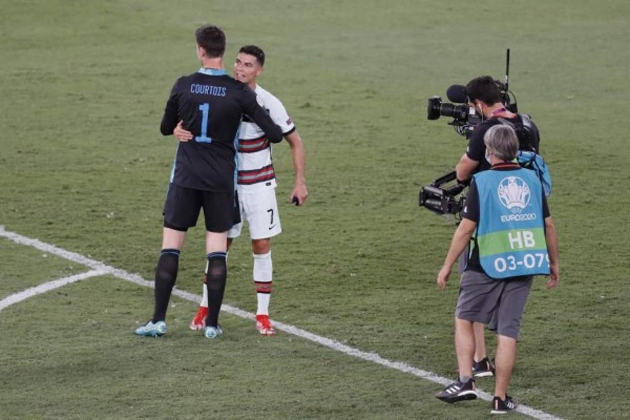 CR7 también decidió felicitar al portero belga Courtois.