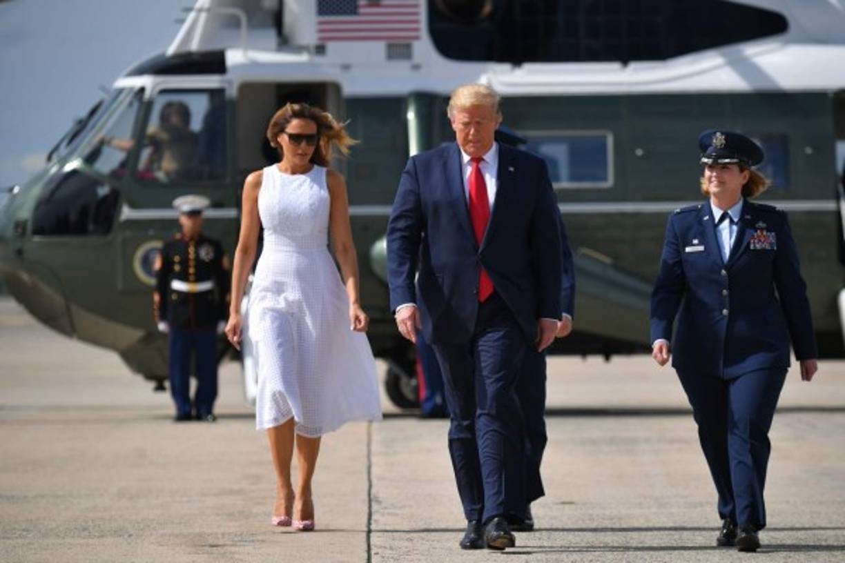 La primera dama estadounidense optó por un elegante vestido blanco de Andrew Gin, valorado en unos 3,000 dólares, para su viaje a Orlando.