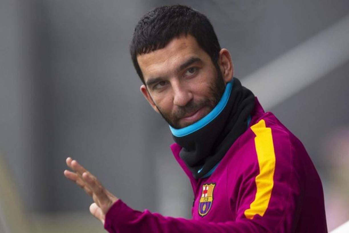 El jugador turco Arda Turan es uno de los señalados ante una hipotética llegada de Gerard Deulofeu. Saldría del club para hacerle sitio al futbolista del AC Milan, que ha brillado en los últimos días y el Barcelona buscaría su regreso.